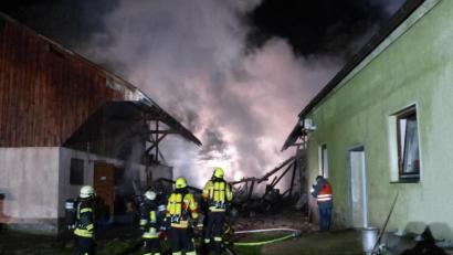 Bild: hme
Die Feuerwehr kämpft gegen die Flammen in Grünau. Am 30. Oktober brannte hier eine Scheune nahe der Bahnlinie. 150 Einsatzkräfte verhinderten ein Übergreifen der Flammen auf das Wohnhaus.