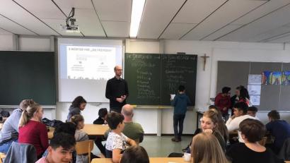 Bild: exb/Barbara Neuber
Schüler mit und ohne Fluchterfahrung nehmen an einem Projekttag an der Mittelschule teil. Das Ziel: ein Umdenken anzuregen und gegenseitiges vorurteilsfreies Verständnis zu fördern.