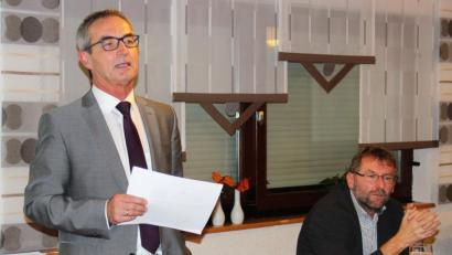 Bild: stg
Bürgermeister Werner Nickl (links) referierte im ersten der Bürgerversammlung über die Entwicklungen in der Kommune, Zweiter Bürgermeister Hermann Schraml (rechts) moderierte die Aussprache und Anfragen der Bürger.