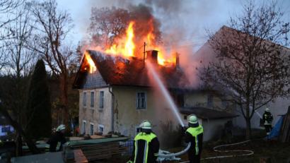 Bild: Roland Wellenhoefer
Dank des schnellen Aufbaus der Wasserversorgung konnten die Feuerwehren ein Ausbreiten des Feuers in Grünlas verhindern.