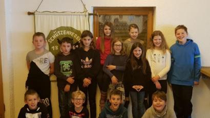 Bild: Wilhelm Trisl/exb
Viel geboten wurde den 13 Kindern und Jugendlichen des Schützenvereins am vergangenen Wochenende. Auf dem Programm stand auch eine Übernachtung im Schützenhaus.