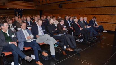 Bild: Stefan Neumann/ALE Oberpfalz
Unter anderem informierten sich mehr als 100 Bürgermeister bei einem Treffen des ALE im Kubus über übergemeindliche Zusammenarbeit.