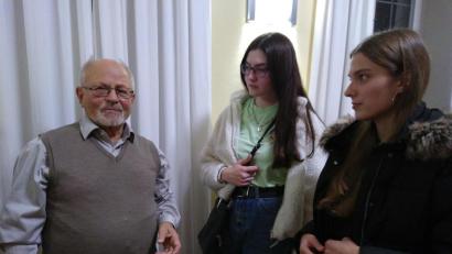 Bild: mma
Auch Schülerinnen des Sulzbach-Rosenberger Gymnasiums interessierten sich für den Vortrag über Gott, den Karl Kirch (links) hielt.