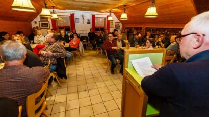 Bild: Hösamer
Knapp 50 Bürger ließen sich im Feuerwehrhaus Rottendorf über den anstehenden Bürgerentscheid zum Thema "Hauptamtlicher Bürgermeister" informieren.