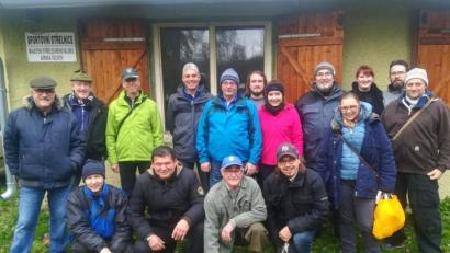 Bild: fjo
Zum 30-jährigen Jubiläum treffen sich (stehend, von links) Jakob Kals, Karlheinz Hagner, Paul Zetzlmann, Hans-Jürgen Rewitzer, Andreas Federl, Wolfgang Dierl, Marie Kals, Ewald Deinl, Claudia Werner, Michaela Masariková, Zbynek Tribula und Timo Geier gemeinsam mit (vorne, von links) Pepe Honsa, Franz Haberfellner, Pavel Fuksa und Andreas Ringholz.