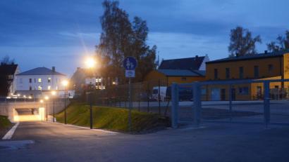 Bild: Gabi Schönberger
Die dunkle Stelle zieht sich von der Einfahrt zum Parkplatz der Stadtwerke (rechts) bis zur Siechenstraße.