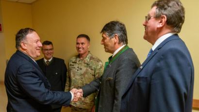 Bild: Ron Przysucha
„Sehr entspannt“ sei US-Außenminister Mike Pompeo (links) gewesen, als ihn Grafenwöhrs Bürgermeister Edgar Knobloch (Zweiter von rechts) und Vilsecks Rathauschef Hans-Martin Schertl (rechts) begrüßten. Bei dem kurzen Treffen waren auch Staatskanzleichef Florian Hermann (Zweiter von links) und General Christopher R. Norrie dabei.