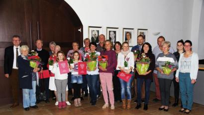 Bild: müb
Bürgermeister Michael Göth (links), Stadtgärtnermeister Klaus Herbst (Vierter von rechts), Michaela Basler (rechts) und Viola Götz (Zweite von rechts) umrahmen die Preisträger des Blumenschmuckwettbewerbs.