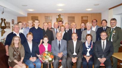 Bild: du
Mit Gratulanten aus dem Verwandtenkreis, den Mitarbeitern im Holzbau-Betrieb sowie mit Vertretern des Handwerks, der Gemeinde und der Vereine feiert Ehrenobermeister Hans Koller (vorne, Mitte) den 85. Geburtstag.