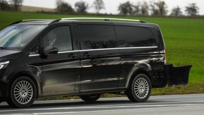 Bild: Nicolas Armer, dpa
"Bild" und "Spiegel" machten ein Riesenthema aus diesem Fahrzeugteil. Nach Informationen von Oberpfalzmedien hatten sich an einer Behelfsausfahrt der A93 bei Hof an einer Engstelle zwei Vans des Trosses touchiert, in dem US-Reporter saßen. Dabei kam es zu einem Blechschaden.