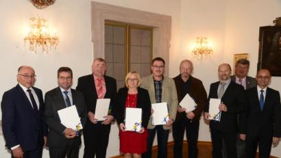 Bild: bey
Stellvertretender Landrat Albert Nickl dankt den Kommunalpolitikern Josef Illing, Ulrich Danzer, Rita Rosner, Lothar Löw, Günther Meißner und Eduard Forster (von links) mit der Dankurkunde für ihre jahrzehntelange kommunalpolitische Tätigkeit. Regierungsdirektor Alfred Scheidler und Bürgermeister Martin Schreglmann (von links) gratulieren zu der Auszeichnung.