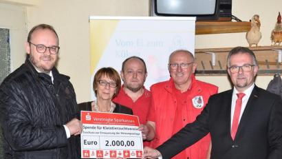 Bild: fjo
Landrat Andreas Meier überreicht mit seiner Stellvertreterin Margit Kirzinger (von links) und Marktdirektor Thomas Müllner von den Vereinigten Sparkassen (rechts) die glatte Summe von 2000 Euro an die Waidhauser Kleintierzüchter.