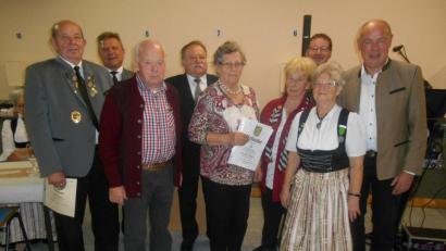 Bild: e
Die Geehrten (von links): Johann Solfrank, Norbert Franzel, Josef Meiler, Ludwig Mayer, Rita Roßner, Hans Hammer, Gretel Bäumler und Bürgermeister Roland Strehl.