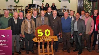 Bild: Dobmeier
Die Forstbetriebsgemeinschaft Neustadt/WN-Süd dankt ihren Gründungsmitgliedern bei der 50-Jahr-Feier. Die Ehrengäste sehen den Waldumbau als zukünftige Herausforderung.