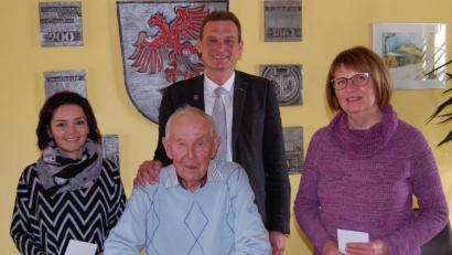 Bild: sm
Zur Freude von Bürgermeister Ernst Schicketanz spendet der 90-jährige Josef Haasl (vorne, Mitte) sein Geburtstagsgeld an die beiden Altenstädter Kindergärten.