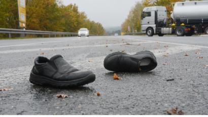 Bild: Gabi Schönberger
Sag mir, woher die Schuhe sind? Von einem Lastwagenfahrer oder von einem Bauarbeiter, die nach dem Schuhwechsel ein Paar auf dem Auto vergessen haben, wie der Weidener Polizeipressesprecher meint.
