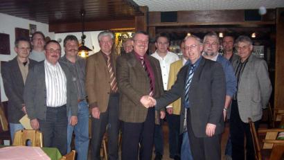 Bild: wku
Per Handschlag besiegelten im März 2007 die Bürgermeister Hans Koch und Winfried Franz die Fusion der damaligen Schulverbände Königstein/Hirschbach/Edelsfeld und Neukirchen/Etzelwang. Auch der neu geschaffenen größeren Einheit war kein dauerhafter Bestand beschieden.