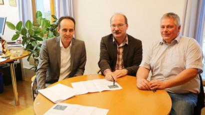 Bild: gru
Informationen zum Konzept Rufbus innovativ bekommt (von links) Bürgermeister Hans-Jürgen Strehl von Hans-Jürgen Haas, Geschäftsführer des Zweckverbands Nahverkehr Amberg-Sulzbach, und Manfred Kugler vom Busunternehmen Meidenbauer. Sie wird zwischen Edelsfeld und Neukirchen unterwegs sein.