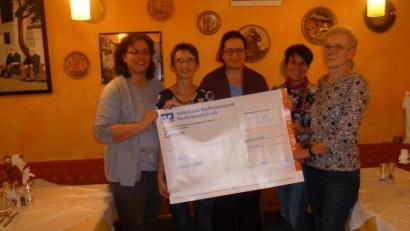 Bild: exb
1000 Euro Erlös aus dem Kuchenverkauf beim Kinderbasar gehen an die Stadtbücherei.