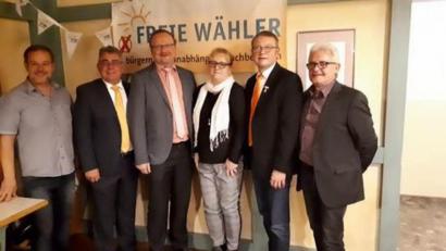 Bild: bk
„Eine starke Mitte für die Gemeinde mit Herz“ ist das Leitmotiv des Freie Wähler-Bürgermeisterkandidaten Uwe König (Dritter von links mit Frau Monika). Mit dabei (von links) Vorsitzender Reinhard Seidl, Bürgermeister Norbert Bücherl, stellvertretender Landesvorsitzender Hans Martin Grötsch und Zweiter Vorsitzender Oskar Götz.
