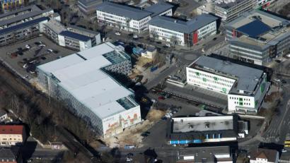 Bild: Bernd Georgi
Schon während der Planungs- und Bauphase des im Mai 2019 eröffneten Parkhauses (halblinks) in der Marienstraße hatte es Überlegungen gegeben, das Gebäude mit einer Photovoltaikanlage auszustatten. Jetzt steigen der Betreiber Goldbeck und die Stadtwerke in konkrete Gespräche darüber ein.