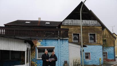 Bild: lnz
Das Anwesen mit der einstigen Gaststätte „Pferdestall“ in der Vorstadt gehört seit diesem Jahr der Stadt Mitterteich. Bürgermeister Roland Grillmeier (links) und Bauamtsleiter Thomas Grillmeier informierten, dass im Zuge einer Sanierung die Anbauten abgerissen werden sollen, nur das Kerngebäude (rechts) soll erhalten bleiben.