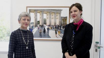 Bild: Hirsch
Zweite Bürgermeisterin Ulrike Roidl (links) und Fotografin Stephanie Steinkopf (rechts) eröffneten am Sonntag die Ausstellung der Berliner Agentur "Ostkreuz".