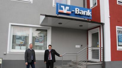 Bild: exb/Michael Weiß
Die Volks- und Raiffeisenbank Regensburg-Schwandorf schließt unter anderem ihre Filialen in Bodenwöhr und Wackersdorf. Die Bürgermeister beider Gemeinden, Georg Hoffmann und Thomas Falter, suchen trotz der Verärgerung über diese Praxis das Gespräch zur Bank.