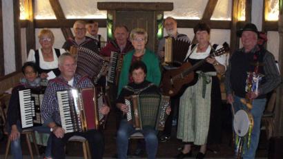 Bild: ang
Teufelsgeiger Hans Riedl (rechts) aus Kondrau mit seinen Musikerfreunden des Rechersimer-Musikantenstammtisches bei der Kirwafeier.