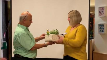 Bild: njn
Für den hervorragenden Vortrag von Georg Schöner (links) bedankte sich Krippenleiterin Laura Dumler.