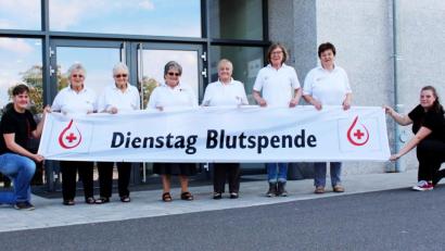 Bild: Picasa
Die BRK-Bereitschaft mit Anneliese Huhnke (Dritte von links) bereiten mit dem Jugendrotkreuz den Blutspendetermin bereits vor.