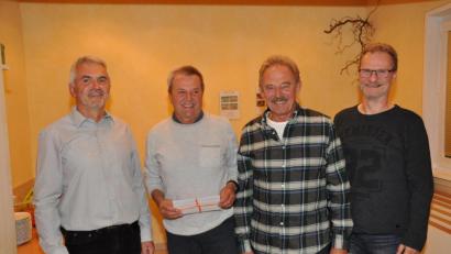 Bild: bey
Vorsitzender Hans Gschrey (links) und zweiter Vorsitzender Michael Uschold (rechts) verabschieden mit herzlichen Dankesworten die langjährigen Trainer Reinhard Hauer und Horst Ullmann.