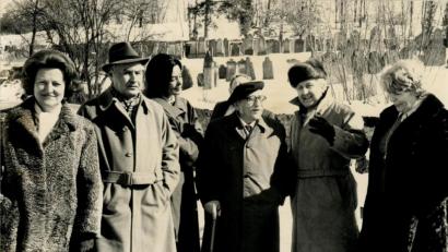 Bild: le
Von unvergesslichen Begegnungen mit Persönlichkeiten, die Wurzeln in Floß haben, wie zum Beispiel mit Schalom Ben-Chorin, berichtet Bürgermeister a. D. Fred Lehner in seinem Vortrag beim Seniorenkreis. Von links: Henny Brenner, Hermann Brenner mit Begleitung, Shalom Ben Chorin, Lehner und Inge Sponsel aus Erlangen.