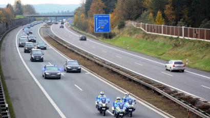 Bild: Gabi Schönberger
Acht Motorräder begleiten den Tross des Außenministers.
