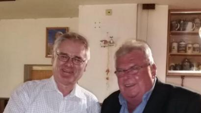 Bild: hai
Vorsitzender Adolf Pinzer (rechts) dankte Albert Reger für 39 Jahre Mitarbeit in der Vorstand der Eisenbahnerkameradschaft und besonders aktive Mitgliederwerbung.