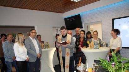 Bild: frd
Kaplan Florian Fronhöfer rief Gottes Segen auf die neuen Geschäftsräume der AVF, auf ihre Mit-arbeiter und Kunden herab.