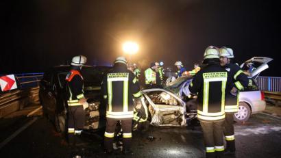Bild: Alexander Auer
Bei Deuerling stießen zwei Autos frontal zusammen. Ein Mensch verletzte sich schwer.