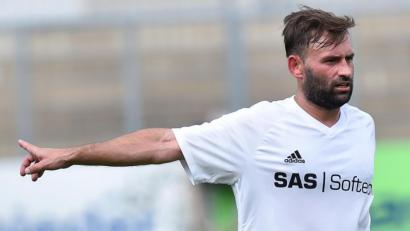 Bild: af
Spielertrainer Marco Lorenz zeigt die Richtung an: Auch als Außenseiter will die SpVgg SV Weiden II beim TSV Detag Wernberg den Vorwärtsgang einlegen.