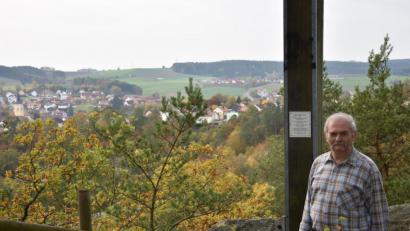 Bild: Lowak
Vom Galgenkatherl aus bietet sich dem Wanderer ein schöner Blick auf Windischeschenbach. Der OWV hat dort ein Kreuz aufgestellt, eine Bank lädt zur Rast ein. Karl Schieder besucht den Aussichtspunkt immer wieder gerne.