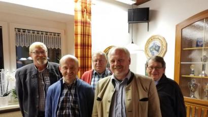 Bild: ens
Die ehemaligen Markträte Hans Scheuerer, Josef Zangl und Albert Reitinger (hinten, von links) stehen voll und ganz hinter dem Marktrat Johann Neuber und dem vorgeschlagenen Bürgermeisterkandidaten Fritz Steinhiber (vorne von links).