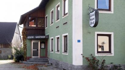 Bild: Gerhard Götz
Der Gasthof Hartl ist Geschichte. Das Ehepaar Paulus will das Anwesen sanieren und im Ortskern von Taxöldern wohnen.