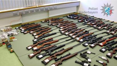 Bild: Polizei Niederbayern
Im Anwesen des Rentners konnten insgesamt 63 Langwaffen und 6 Kurzwaffen, sowie mehrere Tausend Schuss Munition sichergestellt werden.