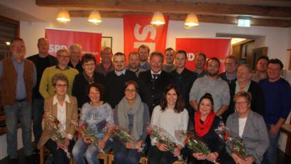 Bild: kro
Ihre Stadtratskandidaten nominierte am Donnerstagabend die Mitterteicher SPD. Im Bild (sitzend von links) Claudia Betzl, Nicole Zeitler, Anja Dreßel, Andrea Lugert, Ute Haibach und Susanne Hankl sowie (stehend von links), Siegfried Betzl, Landratskandidat Thomas Döhler, Andreas Dreßel, Manfred Sommer, Kreisvorsitzende Brigitte Scharf, Werner Hankl, Jürgen Feldsmann, Artus Hofmann, Johannes Brandl, Bürgermeisterkandidat Johann Brandl, Michael Pabst, Matthias Dumler, Stefan Helgert, Sebastian Stark, Gerhard Greim, Josef Weiß, Joachim Vogl und Karl-Heinz Gleißner.