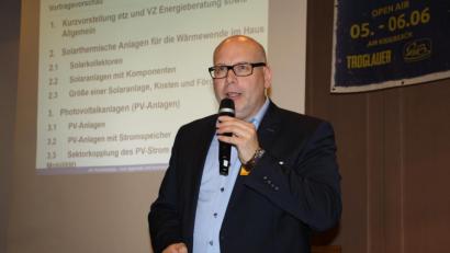Bild: bjp
Über Solarthermie und Photovoltaik für den häuslichen Einsatz und das Beratungsangebot der Weidener Energieagentur ETZ spricht Ingenieur Matthias Rösch in der Pressather Bürgerversammlung.