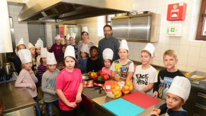 Bild: bey
Über 20 Küchenhelfer hat Michael Schiffer beim Kinderkochkurs in der Küche des Festsaales. Bürgermeisterin Tanja Schiffmann bekommt auch eine Kochmütze.