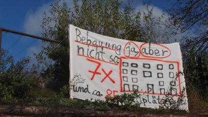 Bild: bl
Mit mehreren Transparenten machen die Anlieger in Krankenhaus- und Hallerstraße darauf aufmerksam, dass sie die geplante Bebauung viel zu massiv empfinden.