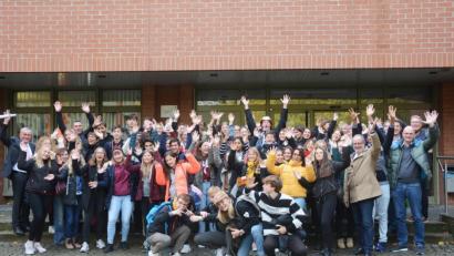Bild: pchs
Alle Lehrer und Schüler der Schulen sind vereint, nach dem Besuch beim Oberbürgermeister.