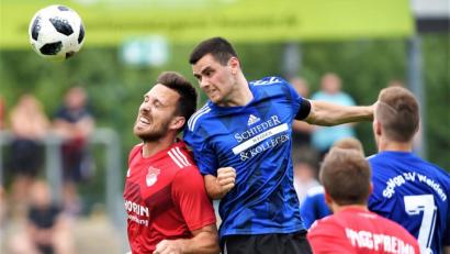 Bild: G. Büttner
Ein ungleicher Vergleich: Der Tabellenzweite SpVgg SV Weiden gewann bereits die Vorrundenpartie gegen die SpVgg Pfreimd klar mit 5:0 und reist als haushoher Favorit zum Rückrundenspiel an. In dieser Szene behält der Weidener Stefan Graf im Kopfballduell gegen den Pfreimder Marco Brumec die Oberhand.