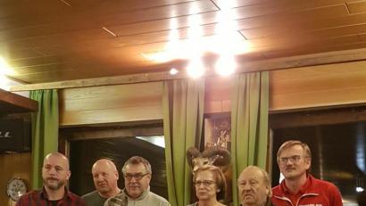 Bild: prh
An 28 Tischen karten die Schafkopffreunde beim Preisschafkopf des Bayern-Fanclubs Neustadt. Organisiert hatten das Turnier Alois Kirner (Zweiter von links) und Peter Lingl (rechts).
