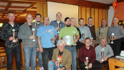 Bild: exb
Siegerehrung für die besten Oldtimerfahrer in Waldeck: Stefan Lindemann (AC Hof), Günter Hartmann (Ottensoos), Benedikt Miskolci (MSC Nordhalben), Michael Wunder (MSC Nordhalben), Mirko Köstner (MSC Nordhalben), Titelträger Tom Zschammer (MSC Nordhalben), Hans Angerer (AMC Waischenfeld), Werner Paschke (MSC Tirschenreuth); Heinz Neumeier (MSC Wiesau), Herbert Hofmann (AMSC Bindlach), Frank Angles (Mitwitz); Vorne: Hansi Walter (MSC Wiesau), Christian Gebelein (Mainleus) und Michael Bayer (AC Bayreuth).